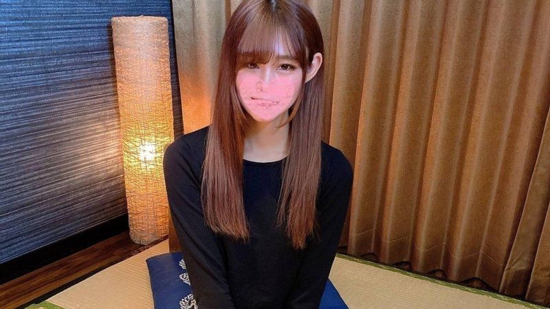 【絕版】曾出演 RIZIN 的極致纖細高級舉牌妹，在華麗世界背後展現的無人知曉的素顏。藝人首次揭曉的秘密時光。首次拍攝的性愛，以人生第一次的大量內射確定懷孕。