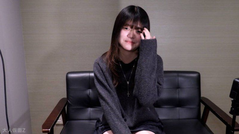 【素人初次拍攝】愛拉(18) 174cm53kg的超模特兒身材。超敏感體質的身體在陰道內拍攝時，刺激陰蒂就高潮了。一高潮就進行肛門貫通ATM